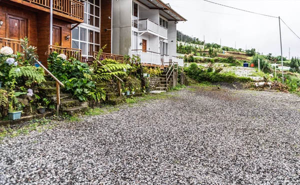 بتن خردشده در مقابل شن و ماسه: کدام‌یک برای مسیر ورودی (Driveway) بهتر است؟